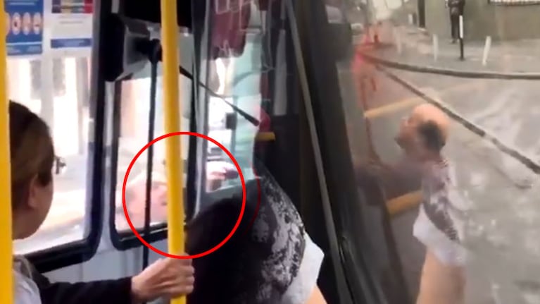 Le pidió al chofer que lo deje subir: ante la negativa, golpeó al colectivo.