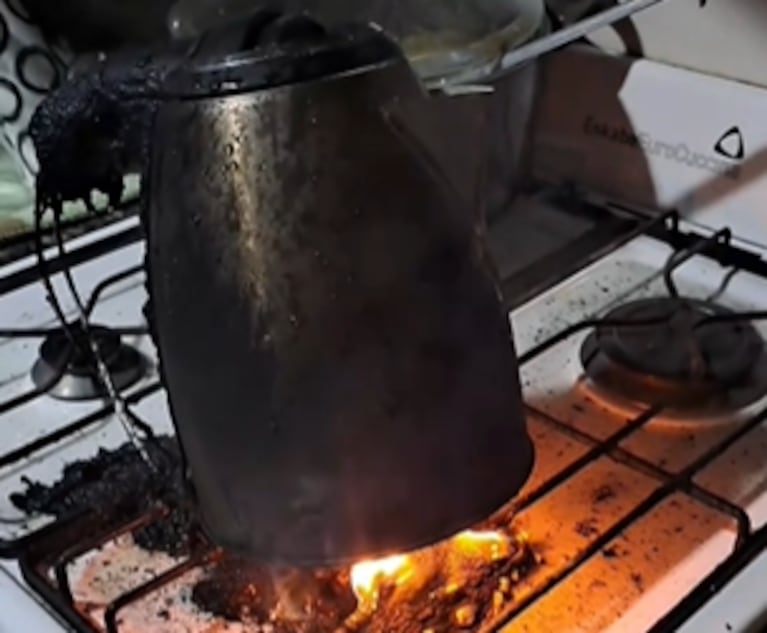 Le pidió al hijo que ponga la pava y cometió un tremendo error: la inesperada reacción del padre
