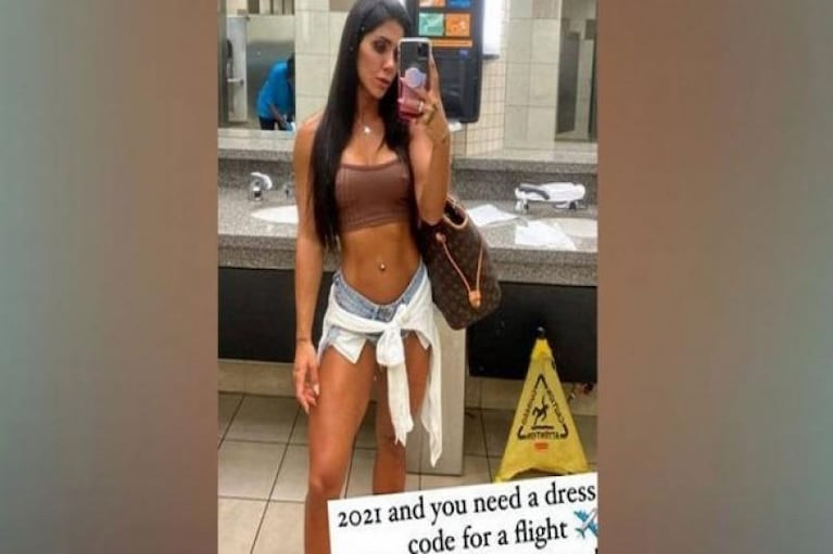 Le prohibieron a una modelo fitness tomar un vuelo por su ropa