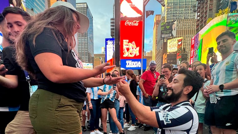 Le propuso casamiento a su novia en Times Square.
