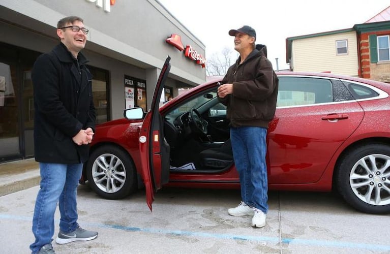 Le regalaron un auto nuevo a un repartidor de pizzas por tener buenos modales