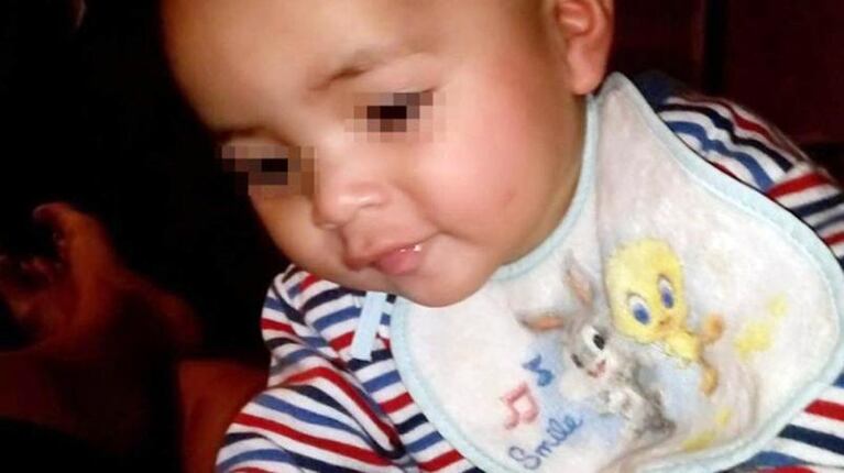 Le restituyeron su bebé al que maltrató y lo golpeó otra vez