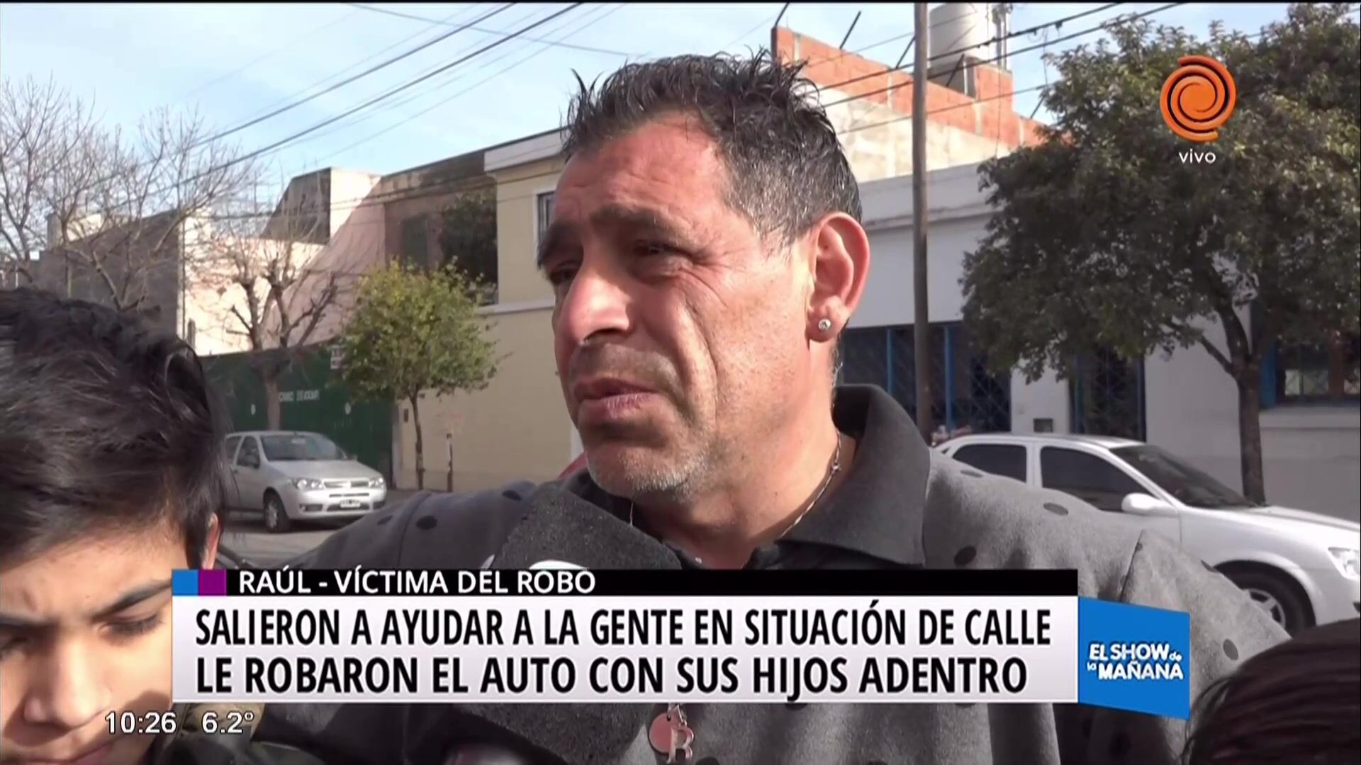 Le robaron el auto con sus hijos adentro