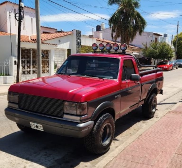 Le robaron la camioneta que usa trabajar en la puerta de la casa de su papá.