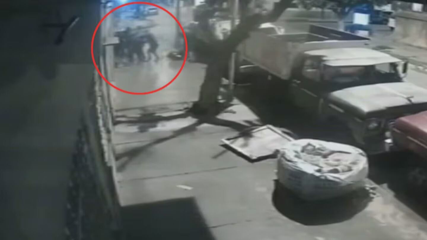 Le robaron la camioneta y lo obligaron a bajarse los pantalones ante sus hijos: el violento video