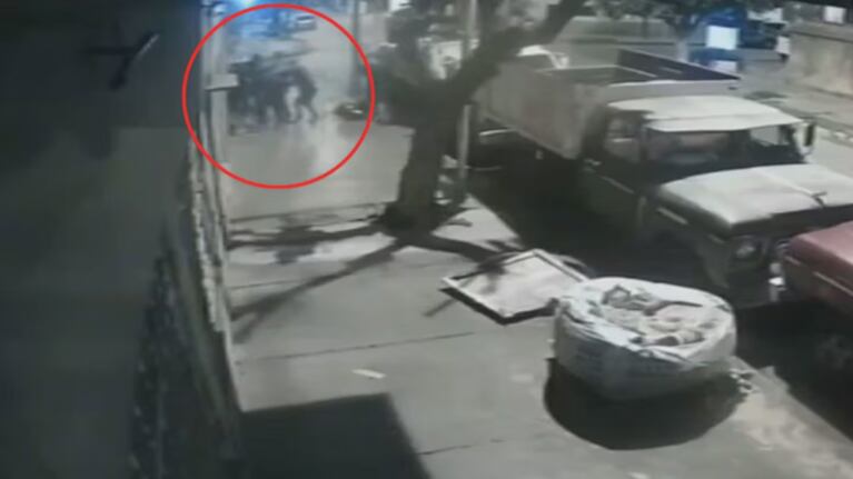 Le robaron la camioneta y lo obligaron a bajarse los pantalones ante sus hijos: el violento video