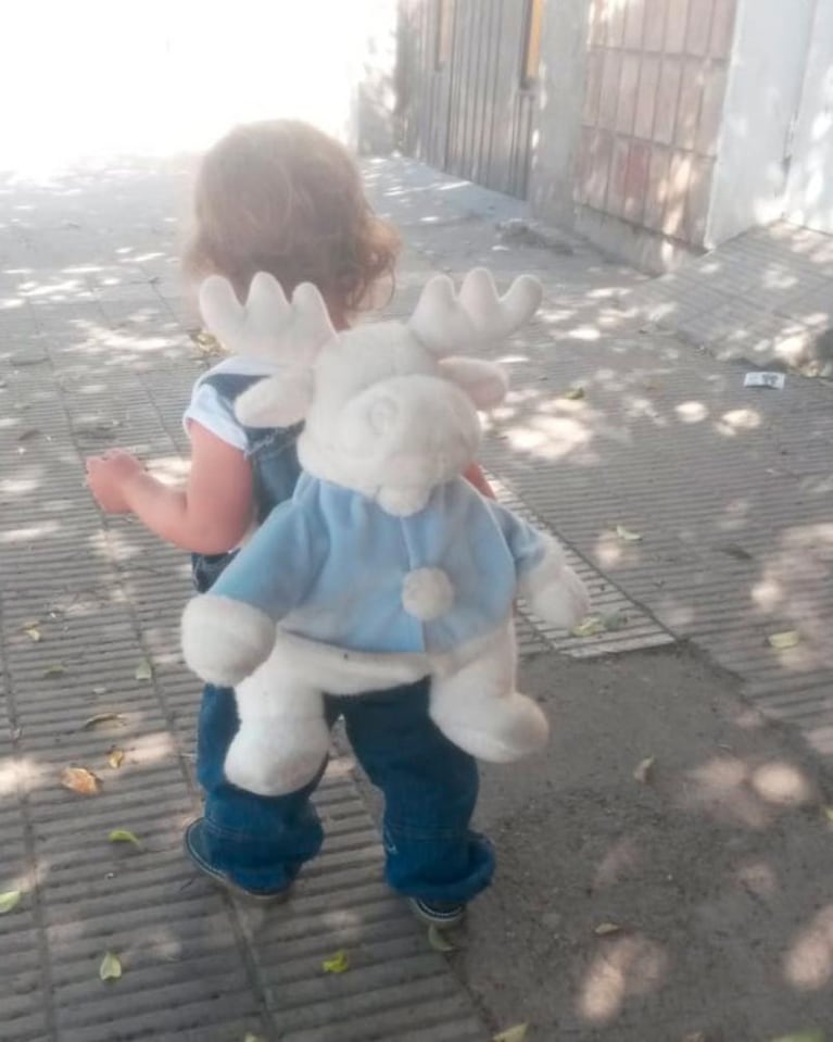 Le robaron la mochila de peluche a una niña: era el único recuerdo que tenía de su abuela