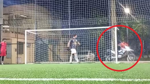 Le robaron la moto mientras jugaba al fútbol en un club de Córdoba. (Foto: captura video seguidor de El Doce) 