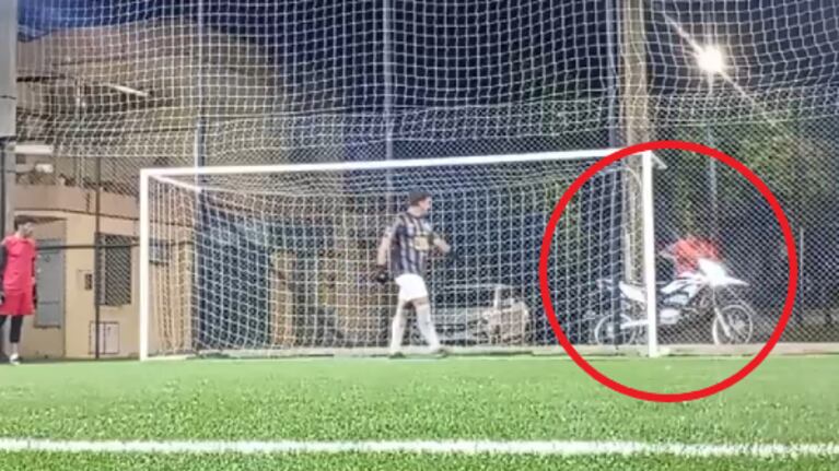 Le robaron la moto mientras jugaba al fútbol en un club de Córdoba. (Foto: captura video seguidor de El Doce)