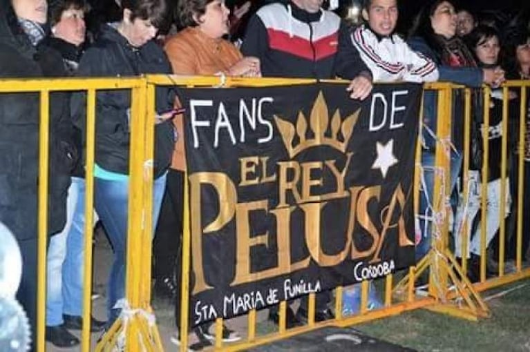 Le robaron las banderas al fans club de Pelusa