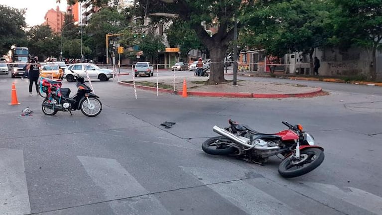 Le robaron, persiguió a los motochoros en auto y los chocó en Nueva Córdoba