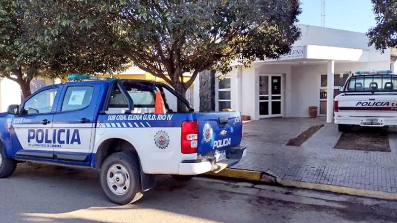 Le robaron una suma millonaria y la abandonaron en un camino rural.