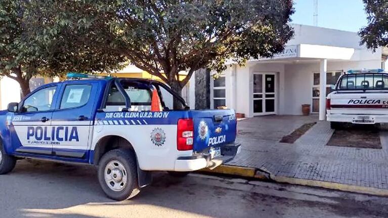 Le robaron una suma millonaria y la abandonaron en un camino rural.