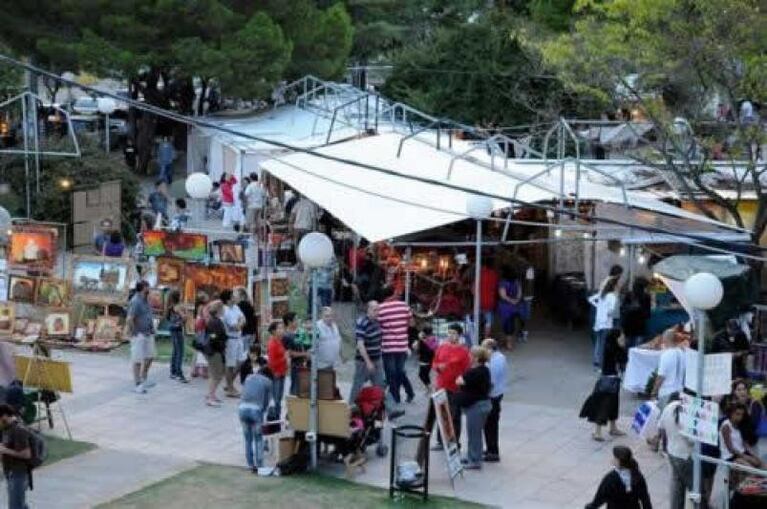 Le robó a un indigente en una plaza de Carlos Paz