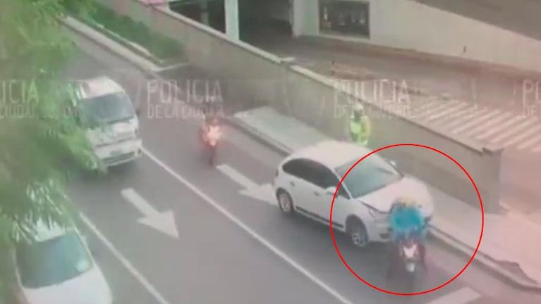 Le robó el auto a sus padres, evadió un control, escapó a contramano y se estrelló