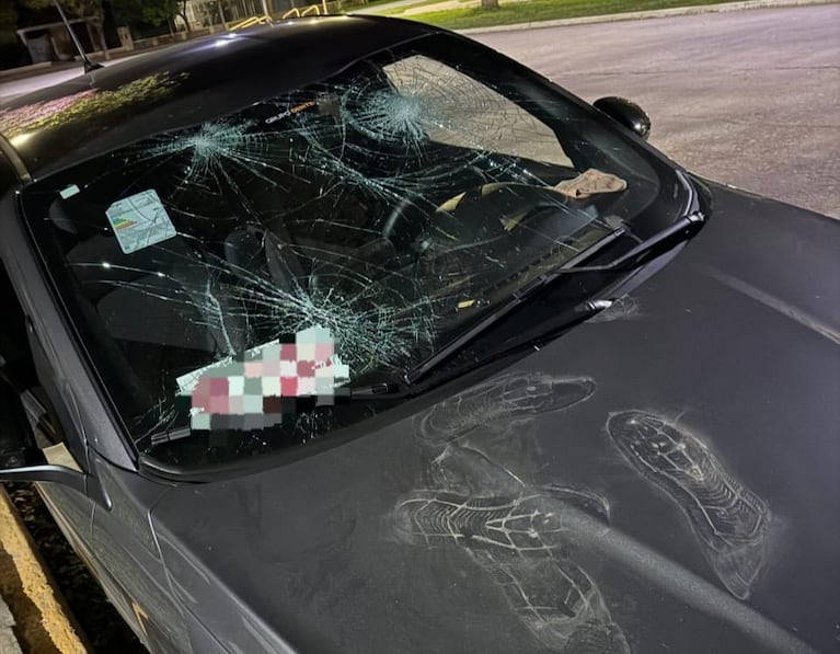 Le rompieron el auto porque pidió que dejen de hacer ruido en motos