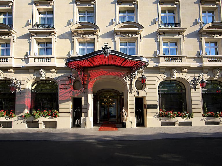Le Royal Monceau, el lujoso hotel donde se hospeda Messi con su familia en París.