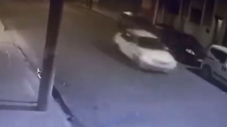 Le sacaron su Chevrolet Classic de la puerta de su casa.