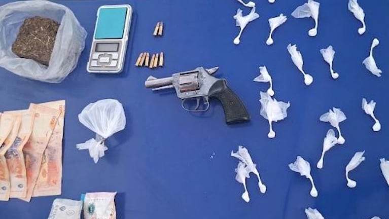 Le secuestraron un arma, un ladrillo de marihuana y dosis de cocaína.
