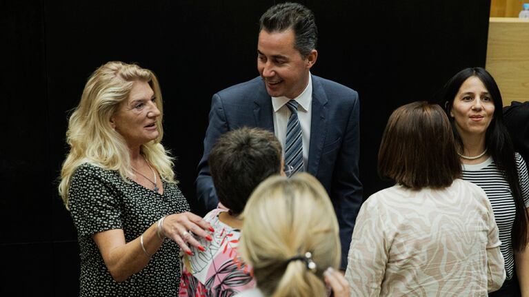 Legisladoras de cada bloque y el vicegobernador Manuel Calvo expresaron sus salutaciones.