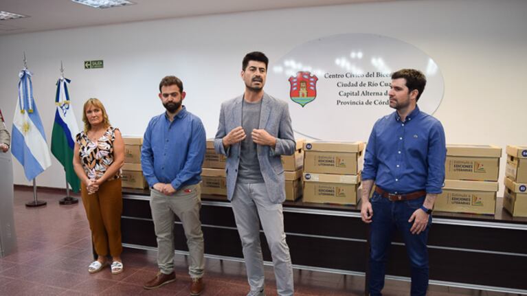 Legisladores y autoridades de la Unicameral a cargo del programa de Estímulo a Ediciones Literarias en el acto de entrega de libros.