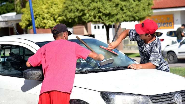 Legislatura: la Provincia impulsa la prohibición de naranjitas ilegales y limpiavidrios en la calle