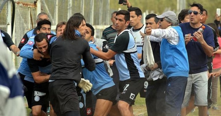 Lema intentando pelear con hinchas de Belgrano.