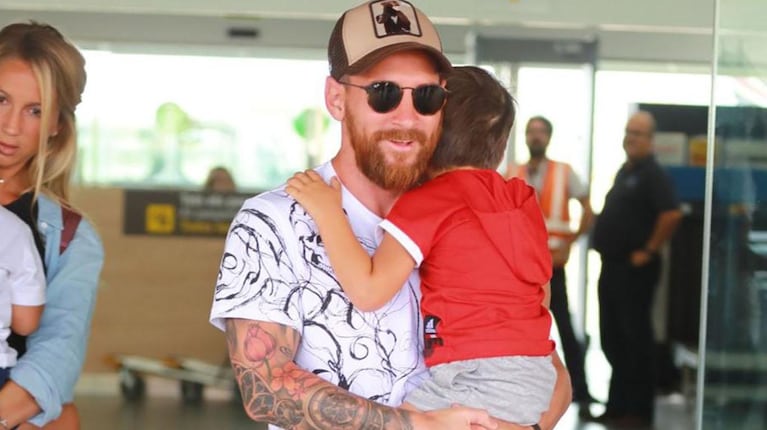 Lentes negros, gorra y barba, el look de vacaciones de Lionel Messi.