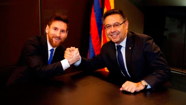 Leo Messi junto a Josep Maria Bartomeu tras firmar el nuevo contrato.