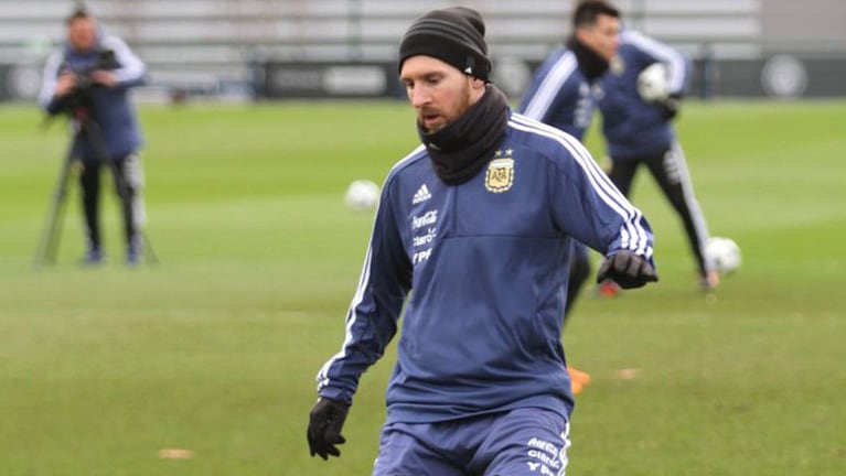 Leo Messi se puso la celeste y blanca y ya tuvo contacto con la pelota.