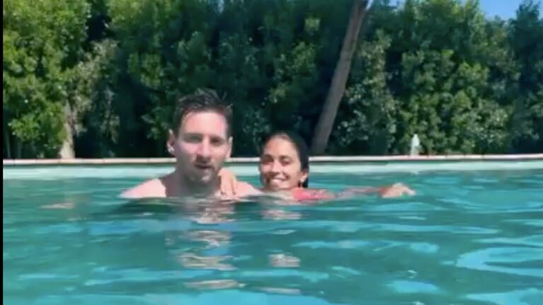 Leo y Anto en la pileta.