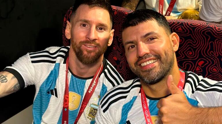 Leo y el Kun, felices con sus medallas de campeones.