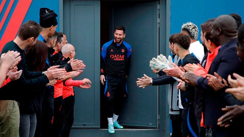 Leo y una cálida bienvenida en el club parisino. 