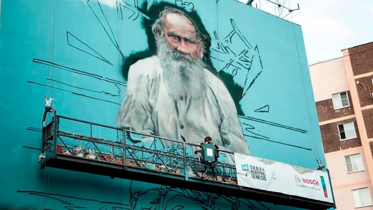León Tolstoi pintado en un mural por un argentino en Rusia.
