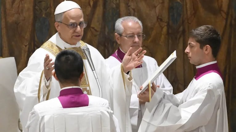 León XIV recordó a Francisco y pidió unidad ante los cardenales en su primera misa como Papa