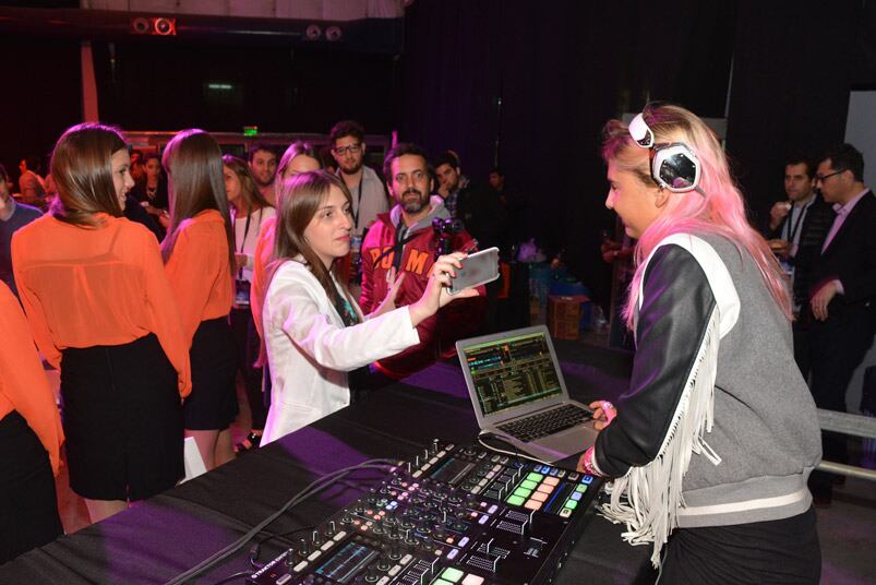 Leonela Dovo, Keko Enrique y la DJ Luchy Collman saliendo en vivo para nuestro Facebook. Foto: Sergio Díaz.