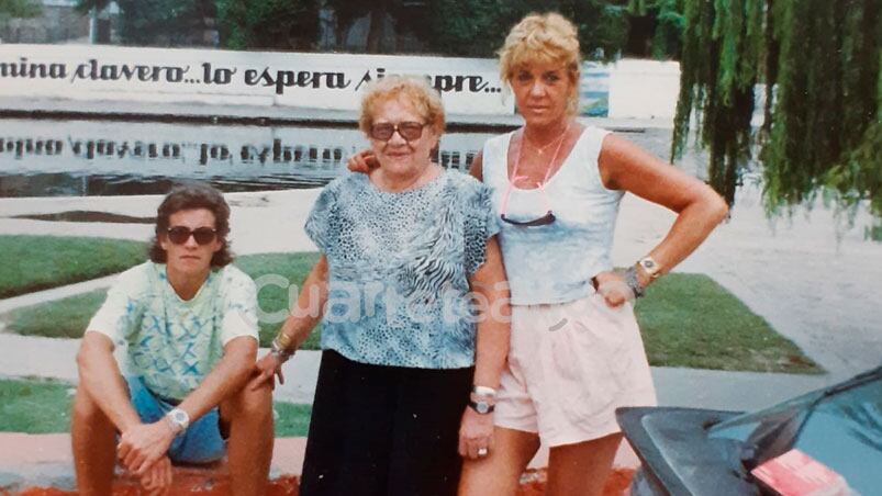 Leonor con Marta y su nieto Martín, en Mina Clavero.