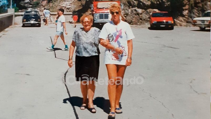 Leonor junto a su hija Marta, de vacaciones.
