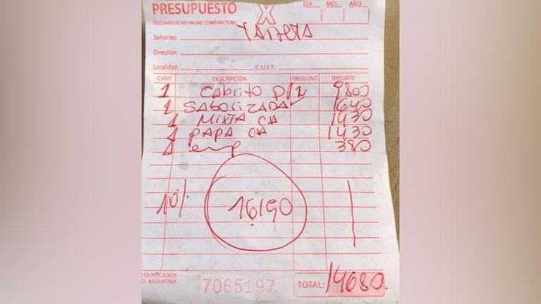 Les cobraron más de 9 mil pesos un “cabrito para dos”, mostraron el ticket y se quejaron