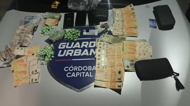 Les incautaron un auto, billeteras, dinero, alhajas y cocaína. Uno de ellos dijo ser empleado municipal.