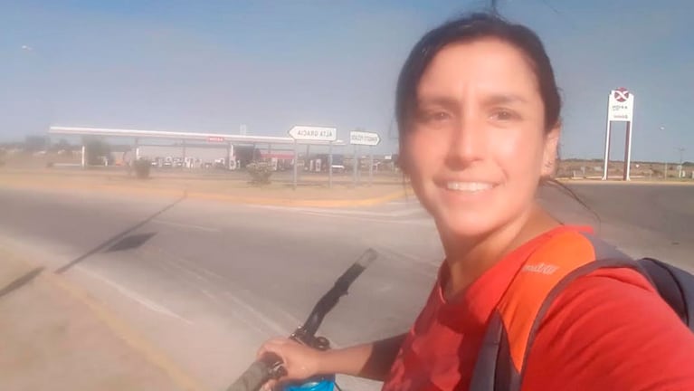 Leticia Ortiz y la bicicleta que le permite volver a casa.