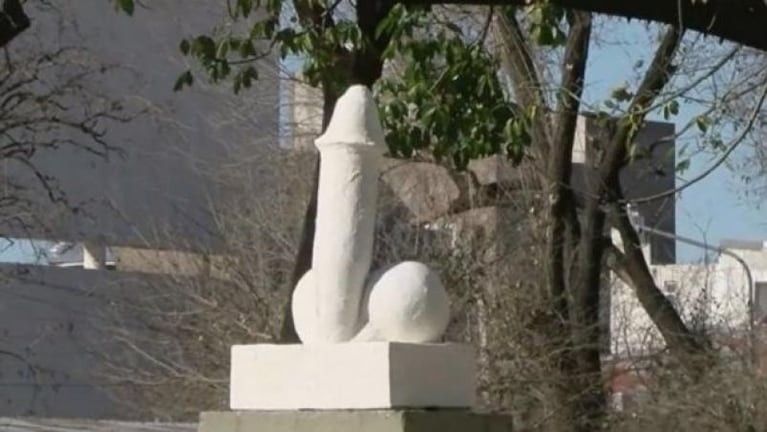 Levantaron una escultura en homenaje al "Negro de Whatsapp"