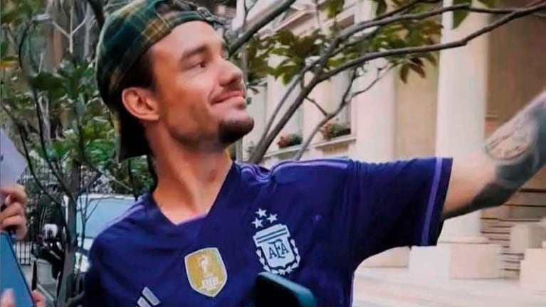 Liam Payne con la camiseta argentina por las calles de Buenos Aires. (Foto: Instagram / @liampaynearg)
