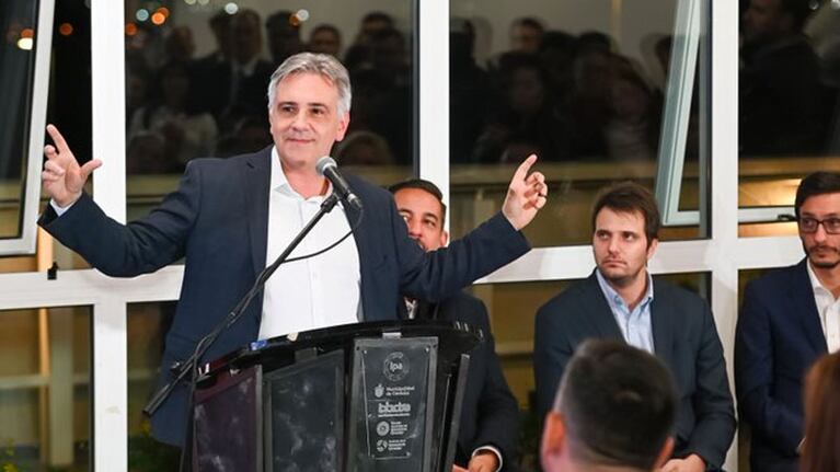 Licencia de Llaryora en el Palacio 6 de Julio.