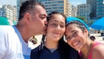 Lidia junto a su mamá y papá en Río de Janeiro.