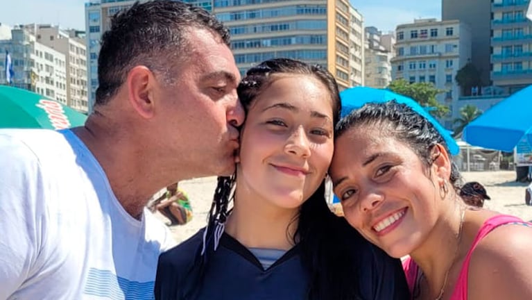 Lidia junto a su mamá y papá en Río de Janeiro.