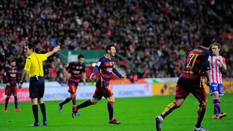 Lio canta su gol 300 ante el Soporting, en el "Molinón".