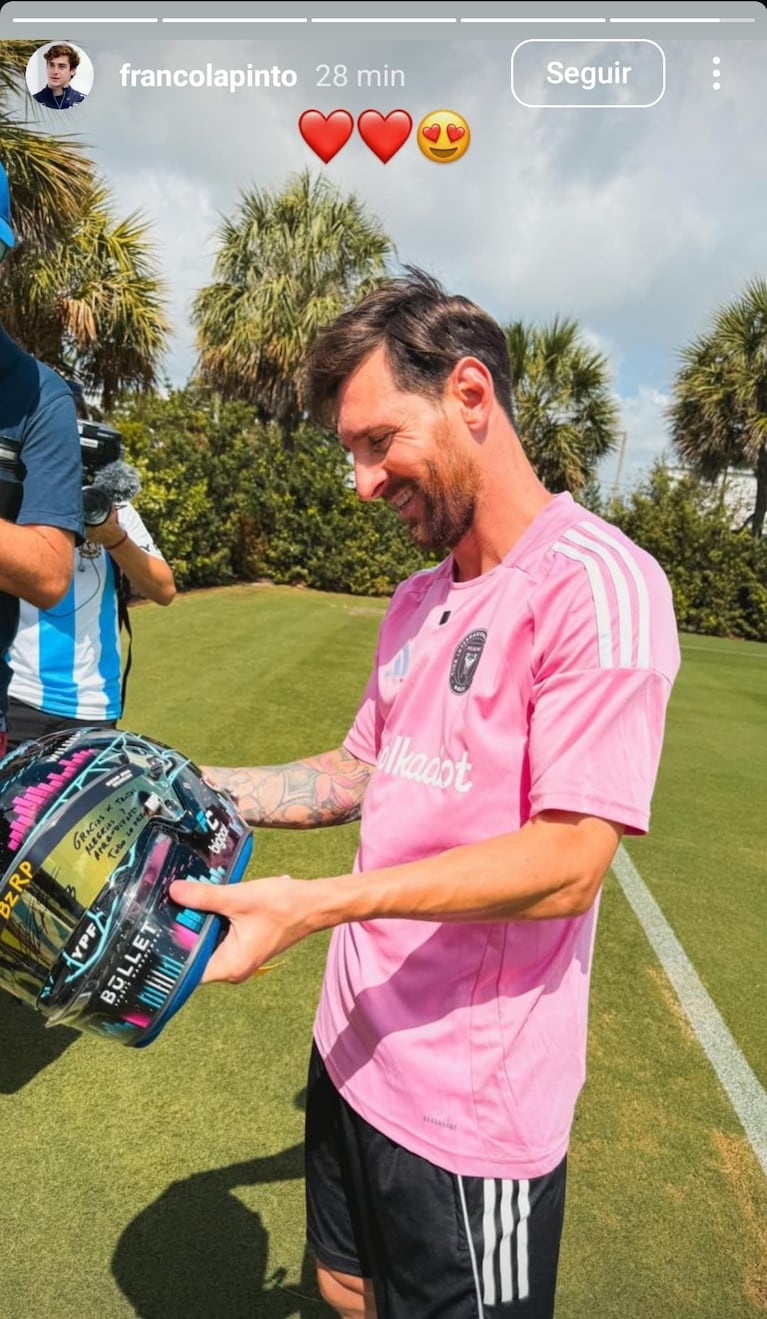 Lio, feliz con el casco de Colapinto.