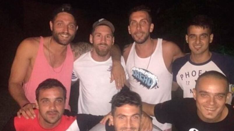 Lio Messi con sus amigos de la 87 de Newell's.