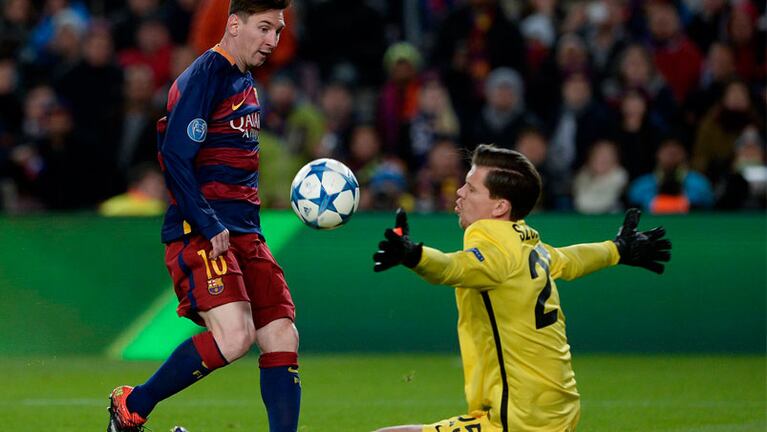Lio se la picó al arquero de la Roma y aportó el segundo gol para Barcelona.